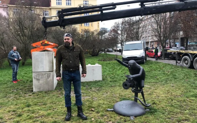 VIDEO: Na místě pomníku Koněva stojí socha skřeta s obličejem Putina