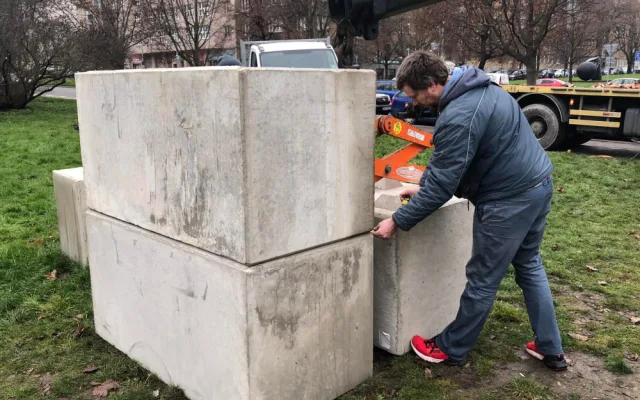 VIDEO: Na místě pomníku Koněva stojí socha skřeta s obličejem Putina