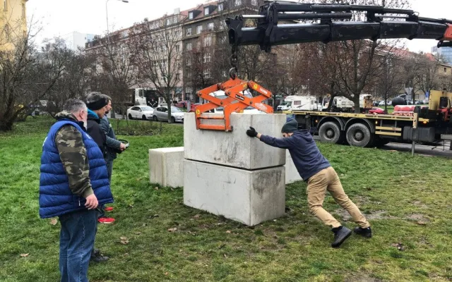 VIDEO: Na místě pomníku Koněva stojí socha skřeta s obličejem Putina