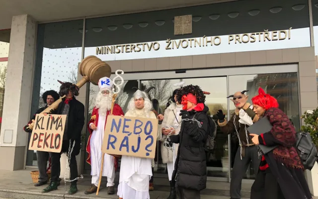 VIDEO: Klimatický Mikuláš obchází ministerstva, která nedodržují Pařížskou dohodu