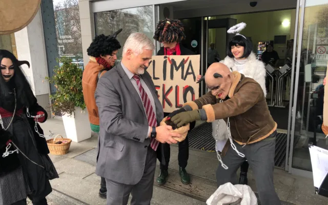 VIDEO: Klimatický Mikuláš obchází ministerstva, která nedodržují Pařížskou dohodu