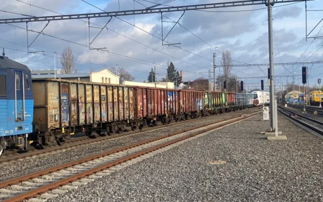 VIDEO: Prahou projelo nejnovější TGV. Táhla ho lokomotiva ČD Cargo