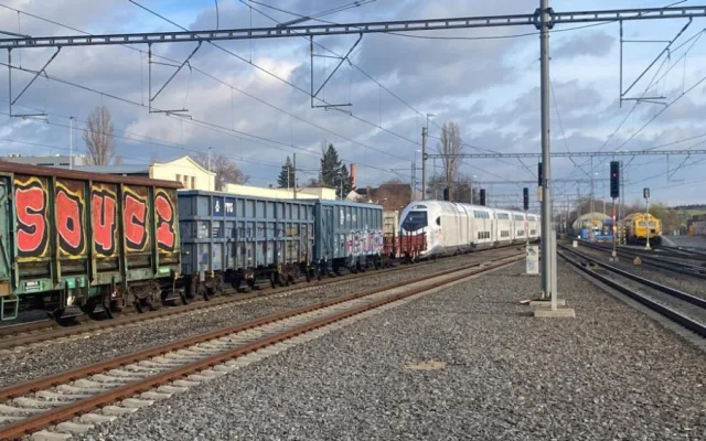VIDEO: Prahou projelo nejnovější TGV. Táhla ho lokomotiva ČD Cargo