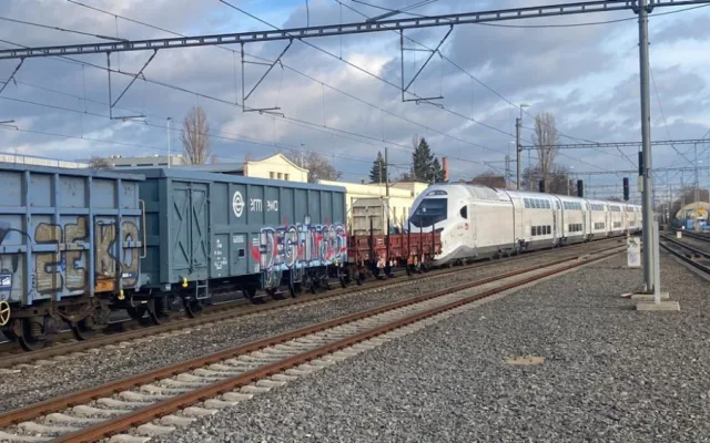 VIDEO: Prahou projelo nejnovější TGV. Táhla ho lokomotiva ČD Cargo
