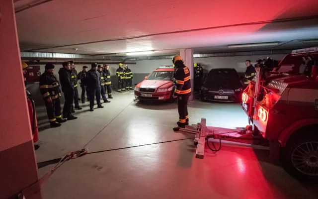 Hasiči cvičně vytahovali elektrické auto z garáží
