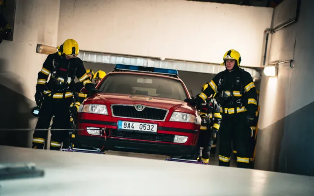 Hasiči cvičně vytahovali elektrické auto z garáží