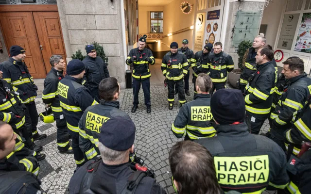 Hasiči cvičně vytahovali elektrické auto z garáží
