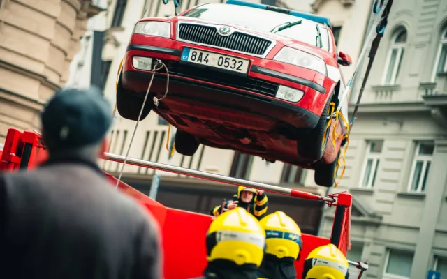 Hasiči cvičně vytahovali elektrické auto z garáží