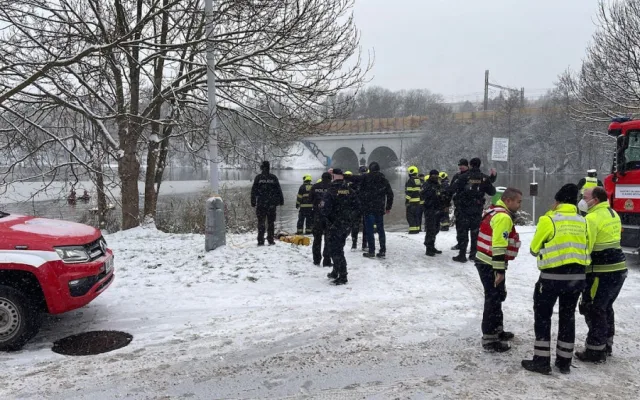 Do rybníka v Praze sjelo auto, vytáhli ho hasičští potápěči