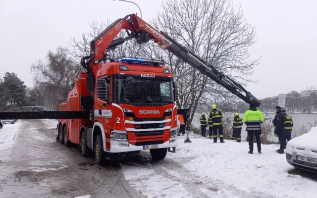 Do rybníka v Praze sjelo auto, vytáhli ho hasičští potápěči