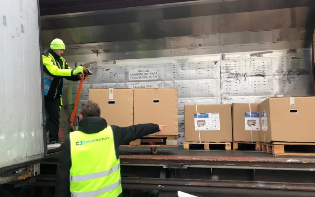 Praha poslala na Ukrajinu šest vagonů humanitární pomoci, topidla a elektrocentrály