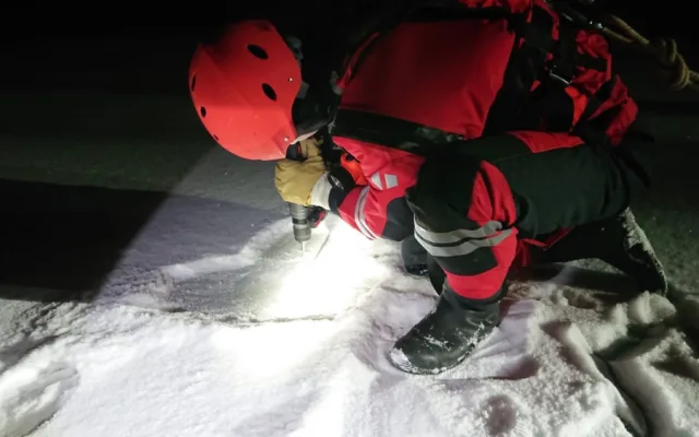 Pod bruslařem v Praze se prolomil led. Na zamrzlé vodní plochy nevstupujte, varují hasiči