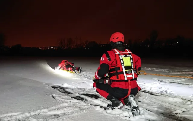 Pod bruslařem v Praze se prolomil led. Na zamrzlé vodní plochy nevstupujte, varují hasiči