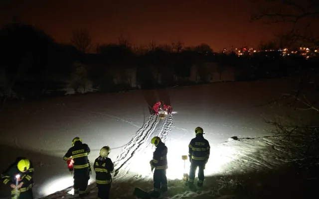 Pod bruslařem v Praze se prolomil led. Na zamrzlé vodní plochy nevstupujte, varují hasiči