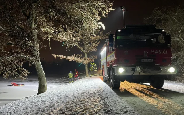 Pod bruslařem v Praze se prolomil led. Na zamrzlé vodní plochy nevstupujte, varují hasiči