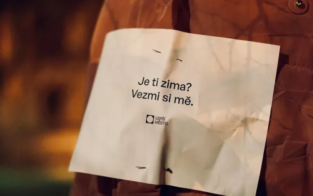 Je ti zima? Vezmi si mě. Dobrovolníci rozvěsili v ulicích Prahy bundy pro potřebné