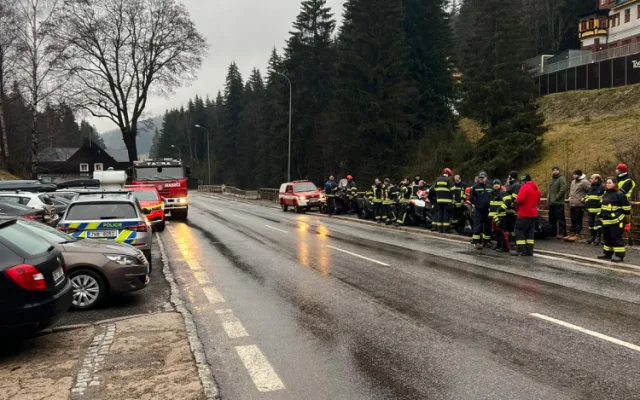Pohřešovanou matku se synem z Prahy stále nenašli, na pomoc přiletěl vrtulník