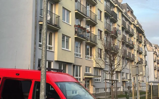 V pokoji paneláku začal hořet notebook. Hasiči evakuovali osmnáct lidí