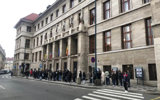 Turisté berou útokem městskou knihovnu. Kvůli fotce stojí hodinové fronty