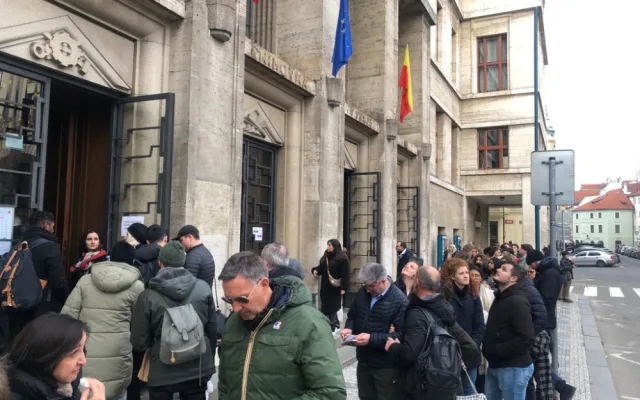 Turisté berou útokem městskou knihovnu. Kvůli fotce stojí hodinové fronty