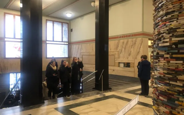 Turisté berou útokem městskou knihovnu. Kvůli fotce stojí hodinové fronty