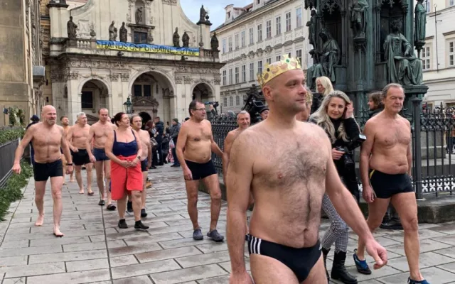 Pod Karlovým mostem plavou otužilci. Voda byla moc teplá, postěžovali si