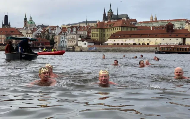 Pod Karlovým mostem plavou otužilci. Voda byla moc teplá, postěžovali si