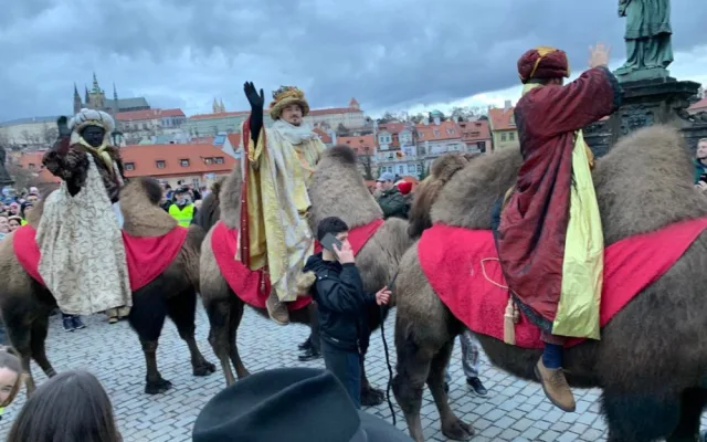 VIDEO: Centrem Prahy prošli tři králové na velbloudech