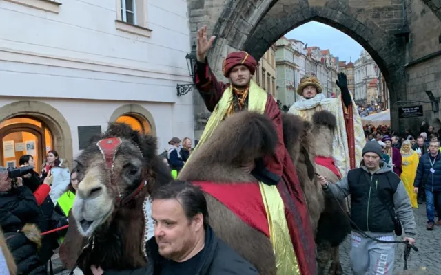 VIDEO: Centrem Prahy prošli tři králové na velbloudech