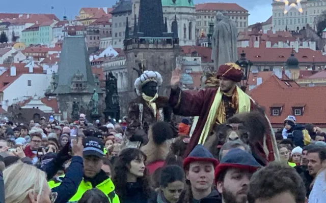 VIDEO: Centrem Prahy prošli tři králové na velbloudech