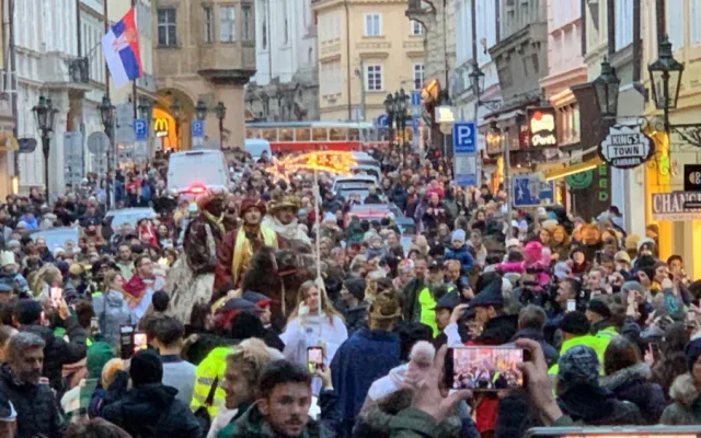 VIDEO: Centrem Prahy prošli tři králové na velbloudech