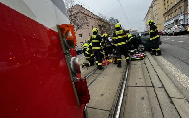 V Koněvově ulici se střetla tramvaj s autem. Hasiči vyprostili dvě osoby