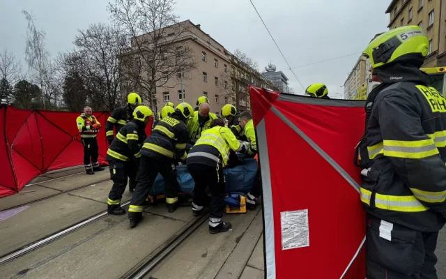 V Koněvově ulici se střetla tramvaj s autem. Hasiči vyprostili dvě osoby