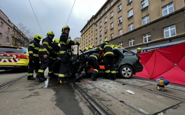 V Koněvově ulici se střetla tramvaj s autem. Hasiči vyprostili dvě osoby