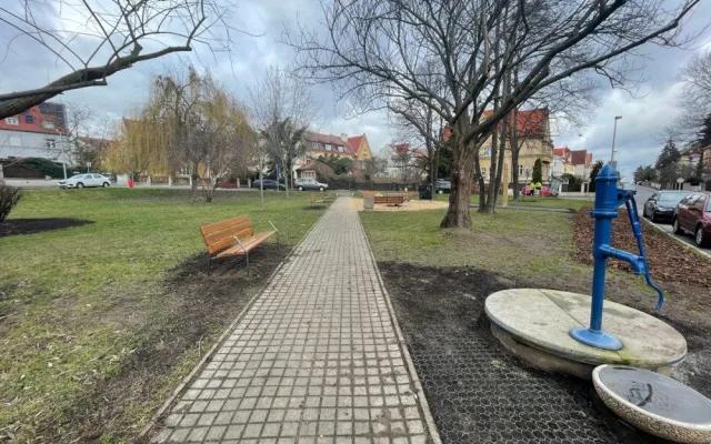 Hřiště na Hanspaulce má novou houpačku, kolotoč i písek. Potěší i dospělé