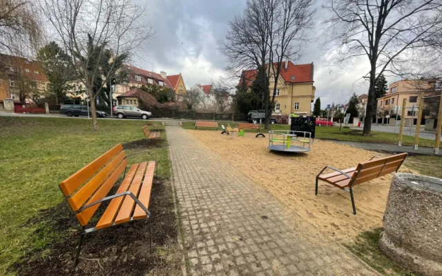 Hřiště na Hanspaulce má novou houpačku, kolotoč i písek. Potěší i dospělé