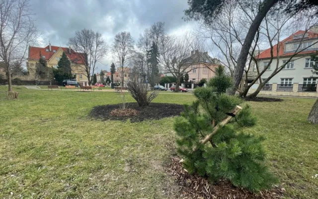 Hřiště na Hanspaulce má novou houpačku, kolotoč i písek. Potěší i dospělé