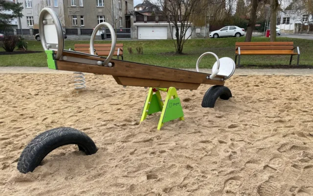 Hřiště na Hanspaulce má novou houpačku, kolotoč i písek. Potěší i dospělé