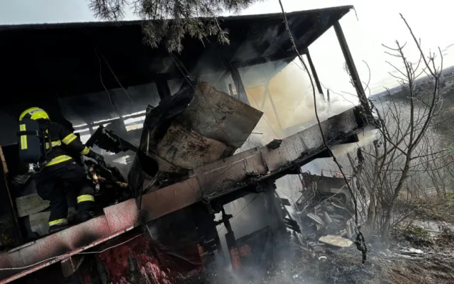 VIDEO: V Troji shořela chatka určená k demolici