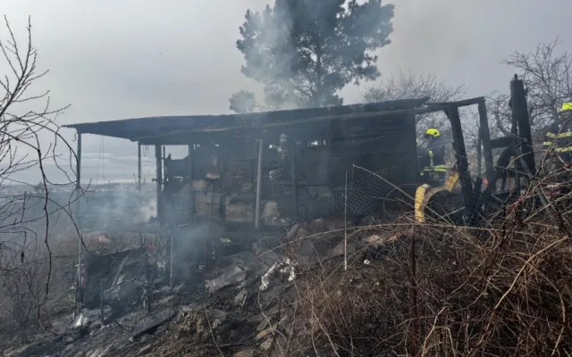 VIDEO: V Troji shořela chatka určená k demolici