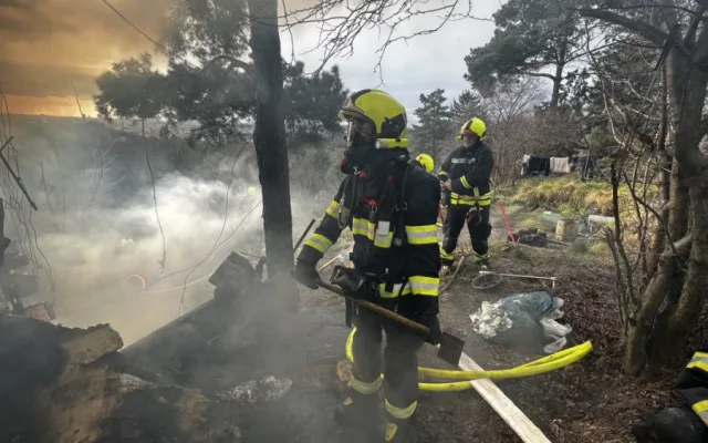 VIDEO: V Troji shořela chatka určená k demolici