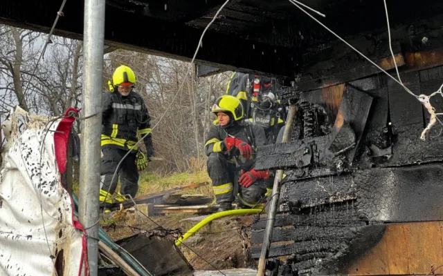 VIDEO: V Troji shořela chatka určená k demolici