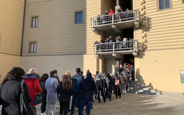 VIDEO: Lidé čekají ve frontě na korunovační klenoty hodiny