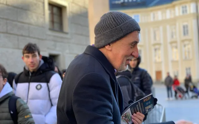 VIDEO: Babiše nepustili do kostela, tak se šel ukazovat do fronty na klenoty
