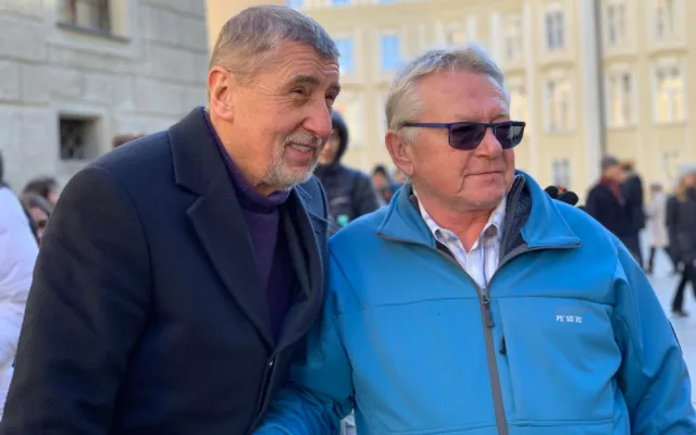 VIDEO: Babiše nepustili do kostela, tak se šel ukazovat do fronty na klenoty