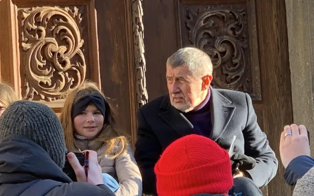 VIDEO: Babiše nepustili do kostela, tak se šel ukazovat do fronty na klenoty
