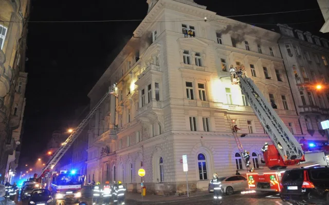 Při tragickém požáru v Praze zemřelo pět lidí. Hořelo kvůli nedopalku cigarety