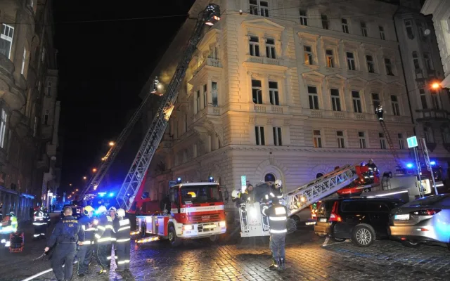 Při tragickém požáru v Praze zemřelo pět lidí. Hořelo kvůli nedopalku cigarety