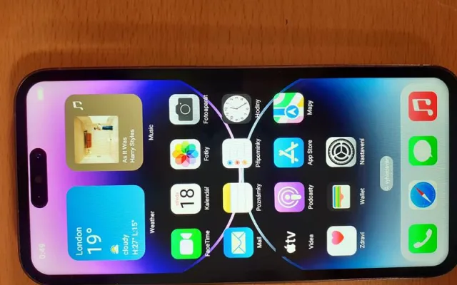 VIDEO: Pražští celníci našli padělané mobily za dva a půl milionu