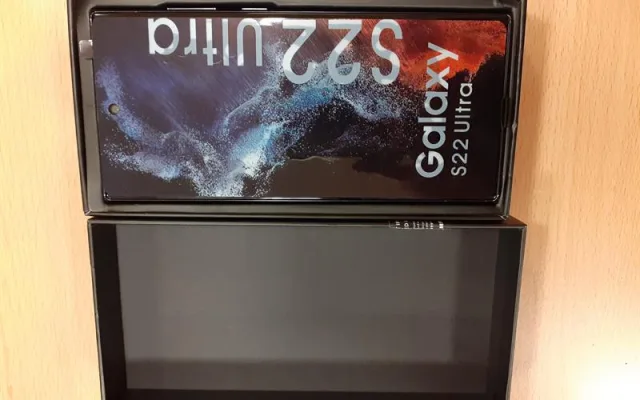 VIDEO: Pražští celníci našli padělané mobily za dva a půl milionu